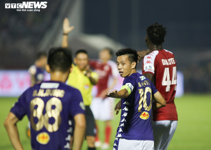 Quang Hải mờ nhạt, tiền đạo Hà Nội FC nửa khóc nửa cười khi bị chối bàn thắng - 10