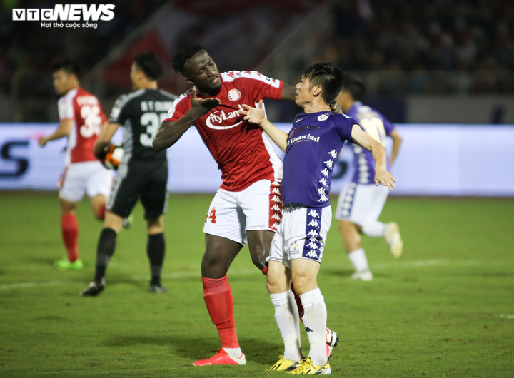 Công Phượng mếu máo đòi phạt đền, cầu thủ CLB TP.HCM 2 lần bao vây trọng tài - 13