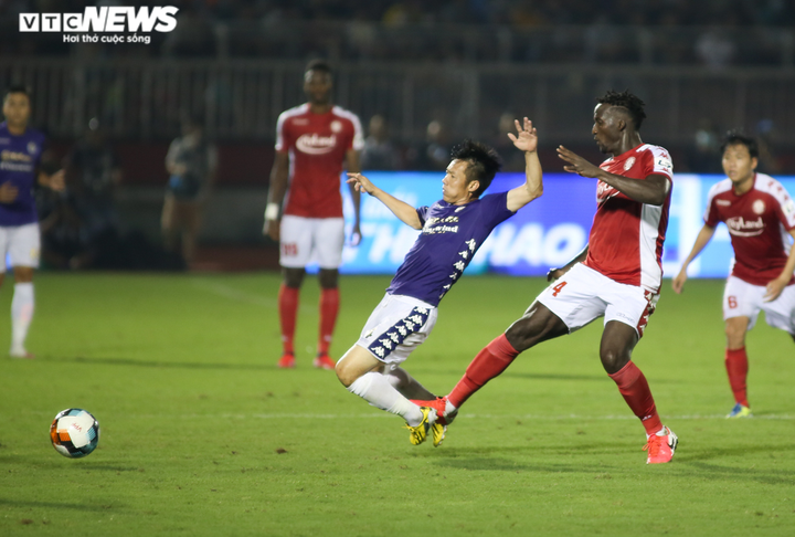 Tấn Tài bị ngoại binh của CLB TP.HCM túm cổ, lăn xả giữa vòng vây ở tuổi 36 - 6