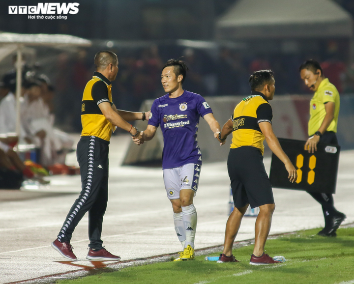 Tấn Tài bị ngoại binh của CLB TP.HCM túm cổ, lăn xả giữa vòng vây ở tuổi 36 - 7