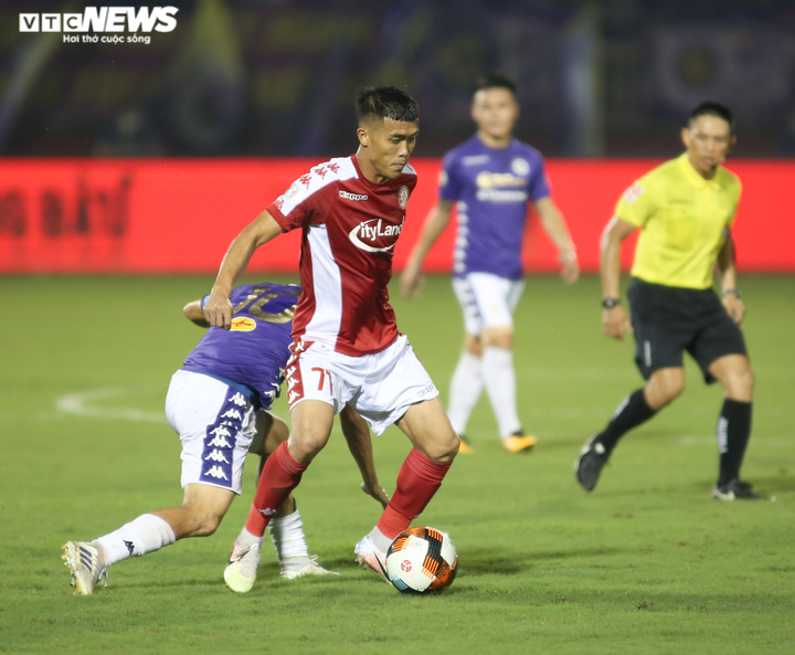 Công Phượng mếu máo đòi phạt đền, cầu thủ CLB TP.HCM 2 lần bao vây trọng tài - 11