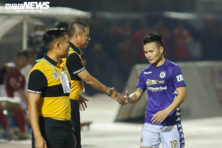 Quang Hải mờ nhạt, tiền đạo Hà Nội FC nửa khóc nửa cười khi bị chối bàn thắng - 5