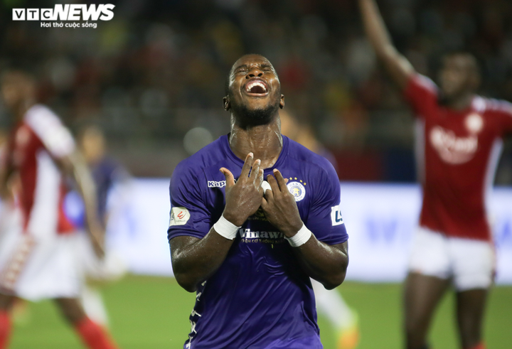 Quang Hải mờ nhạt, tiền đạo Hà Nội FC nửa khóc nửa cười khi bị chối bàn thắng - 12