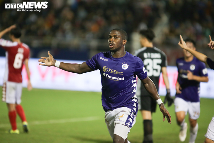 Quang Hải mờ nhạt, tiền đạo Hà Nội FC nửa khóc nửa cười khi bị chối bàn thắng - 14