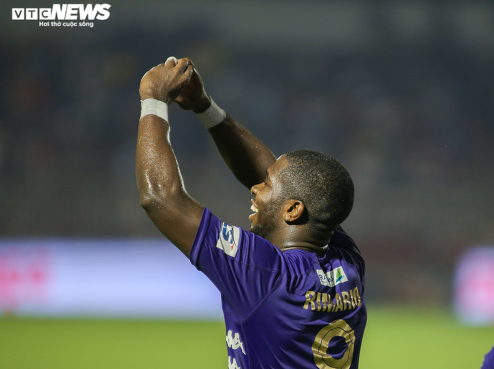 Quang Hải mờ nhạt, tiền đạo Hà Nội FC nửa khóc nửa cười khi bị chối bàn thắng - 16