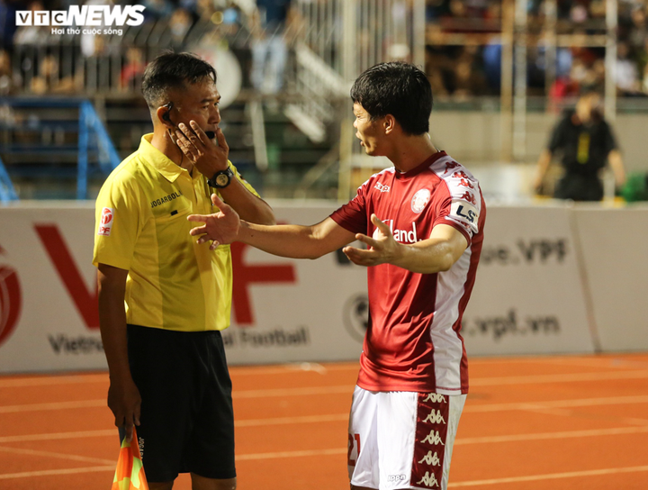 Công Phượng mếu máo đòi phạt đền, cầu thủ CLB TP.HCM 2 lần bao vây trọng tài - 7
