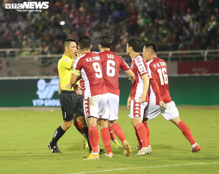 Công Phượng mếu máo đòi phạt đền, cầu thủ CLB TP.HCM 2 lần bao vây trọng tài - 4