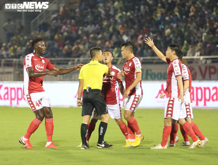 Tấn Tài bị ngoại binh của CLB TP.HCM túm cổ, lăn xả giữa vòng vây ở tuổi 36 - 13