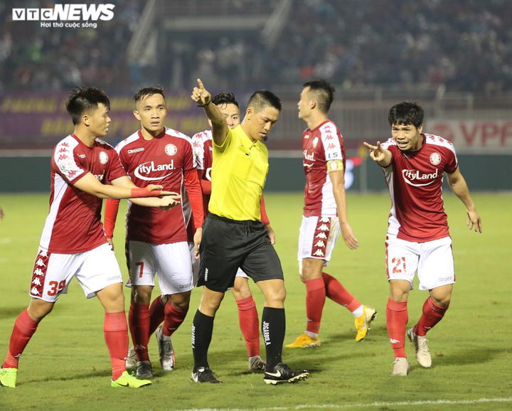 Quang Hải mờ nhạt, tiền đạo Hà Nội FC nửa khóc nửa cười khi bị chối bàn thắng - 18