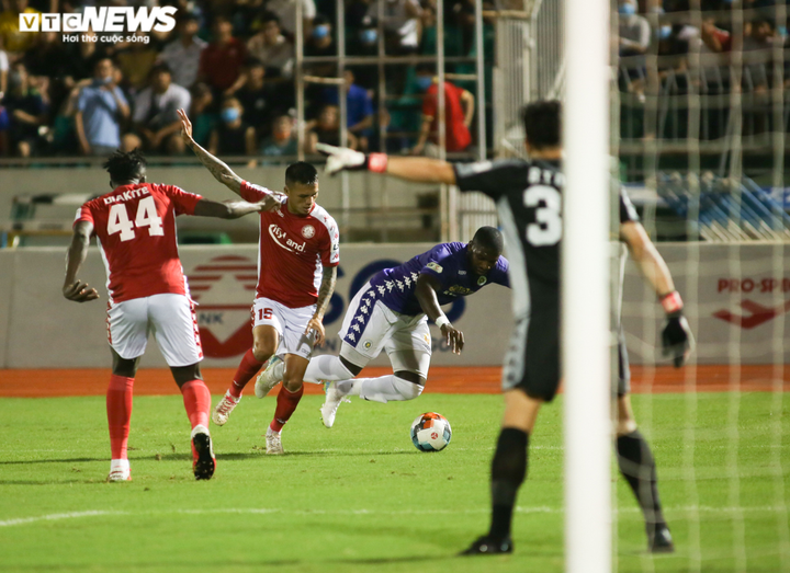 Quang Hải mờ nhạt, tiền đạo Hà Nội FC nửa khóc nửa cười khi bị chối bàn thắng - 11