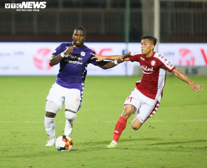 Công Phượng mếu máo đòi phạt đền, cầu thủ CLB TP.HCM 2 lần bao vây trọng tài - 2