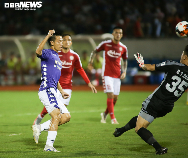 Quang Hải mờ nhạt, tiền đạo Hà Nội FC nửa khóc nửa cười khi bị chối bàn thắng - 9