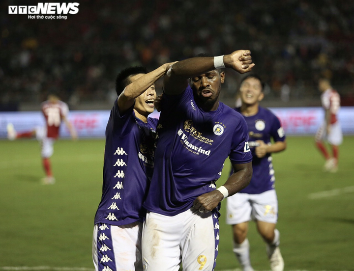 Quang Hải mờ nhạt, tiền đạo Hà Nội FC nửa khóc nửa cười khi bị chối bàn thắng - 15