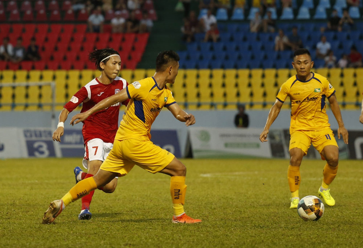 CĐV Quảng Ninh chán nản: Đua vô địch lại đem cho 3 trụ cột, đá cho vui sao? - 1