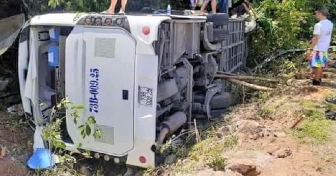 Hiện trường xe chở cựu học sinh du lịch Phong Nha - Kẻ Bàng bị lật, 9 người chết - 6