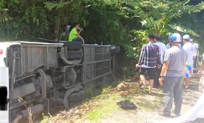 Hiện trường xe chở cựu học sinh du lịch Phong Nha - Kẻ Bàng bị lật, 9 người chết - 5