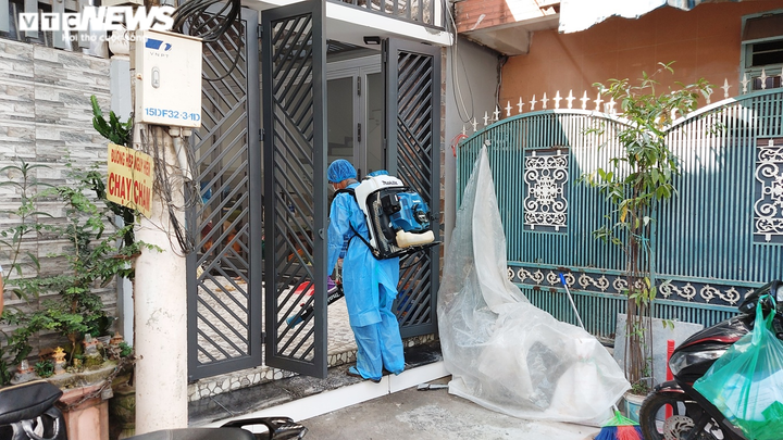 Nhiều học sinh tiếp xúc gần với giáo viên là vợ bệnh nhân 418 ở Đà Nẵng - 1