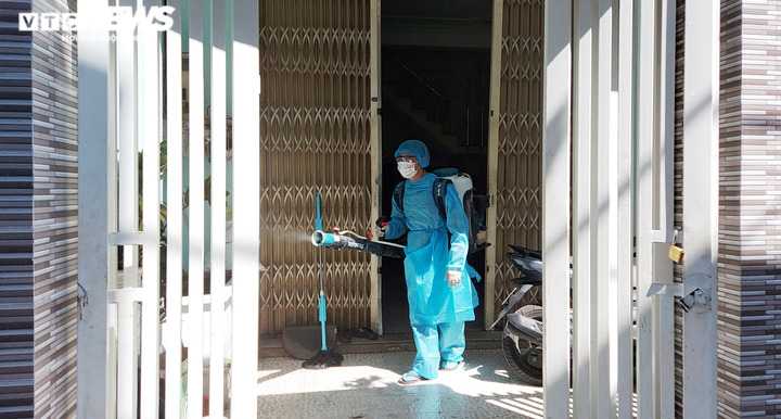 Video: Khử khuẩn toàn bộ khu dân cư nơi bệnh nhân 418 sinh sống - 1
