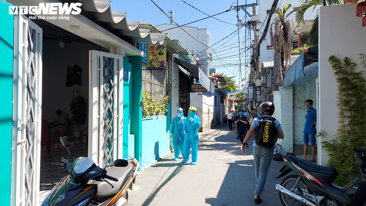 Video: Khử khuẩn toàn bộ khu dân cư nơi bệnh nhân 418 sinh sống - 2