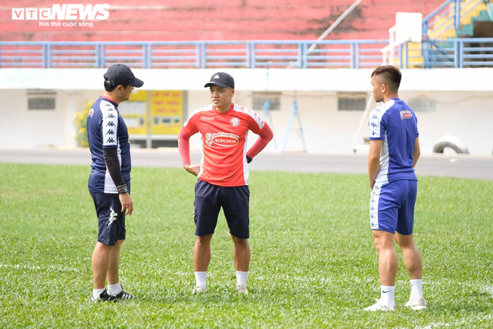 Toàn bộ ban huấn luyện Hàn Quốc vắng mặt trong buổi tập của CLB TP.HCM - 6