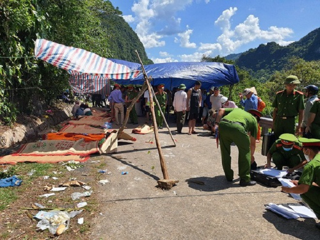 Lật xe chở cựu học sinh họp lớp ở Quảng Bình: 15 người chết, 3 người nguy kịch - 1