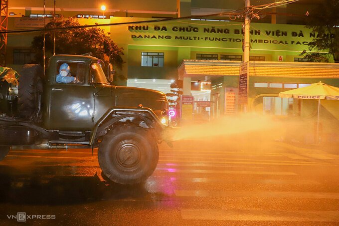 Quân đội phun hoá chất khử trùng hai bệnh viện ở Đà Nẵng - 1