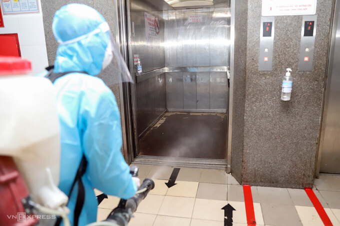 Quân đội phun hoá chất khử trùng hai bệnh viện ở Đà Nẵng - 2