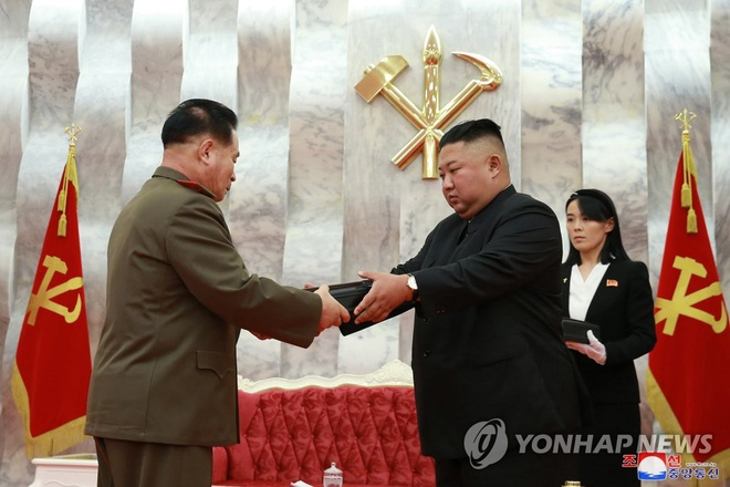 Ông Kim Jong-un trao súng đặc biệt cho sĩ quan chỉ huy quân đội - 1
