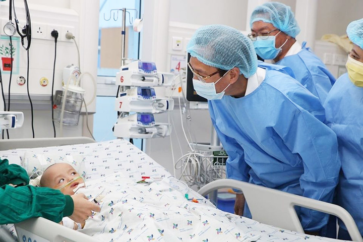 Cặp song sinh Trúc Nhi - Diệu Nhi hết sốt, ăn được sữa sau 11 ngày mổ tách rời - 1