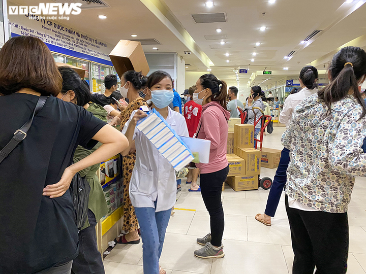 Khẩu trang lại khan hàng, tăng giá, dân buôn muốn mua nhiều cũng không có - 9