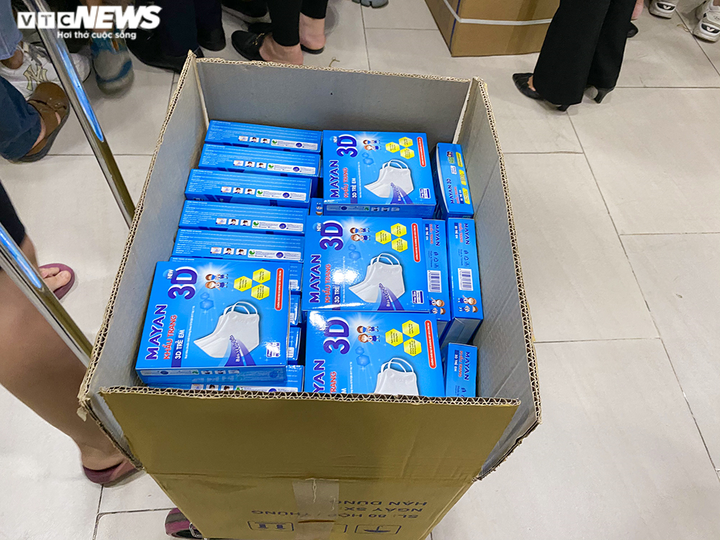 Khẩu trang lại khan hàng, tăng giá, dân buôn muốn mua nhiều cũng không có - 10