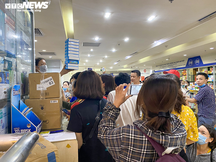 Khẩu trang lại khan hàng, tăng giá, dân buôn muốn mua nhiều cũng không có - 2