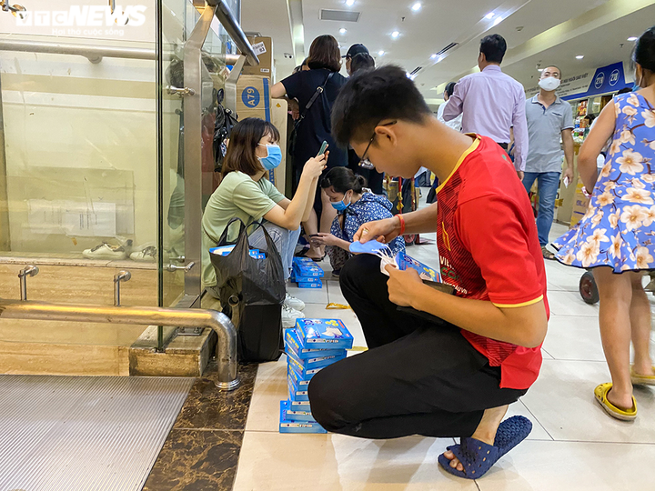 Khẩu trang lại khan hàng, tăng giá, dân buôn muốn mua nhiều cũng không có - 8