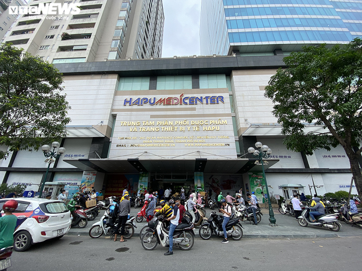 Khẩu trang lại khan hàng, tăng giá, dân buôn muốn mua nhiều cũng không có - 1