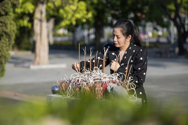 Ca sĩ Đinh Hiền Anh giúp bệnh nhân ung thư trả nợ ngân hàng - 2