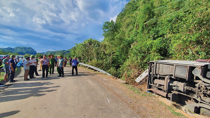 Lật xe khách, 15 người chết ở Quảng Bình: Ngày họp lớp bỗng hóa đại tang - 3