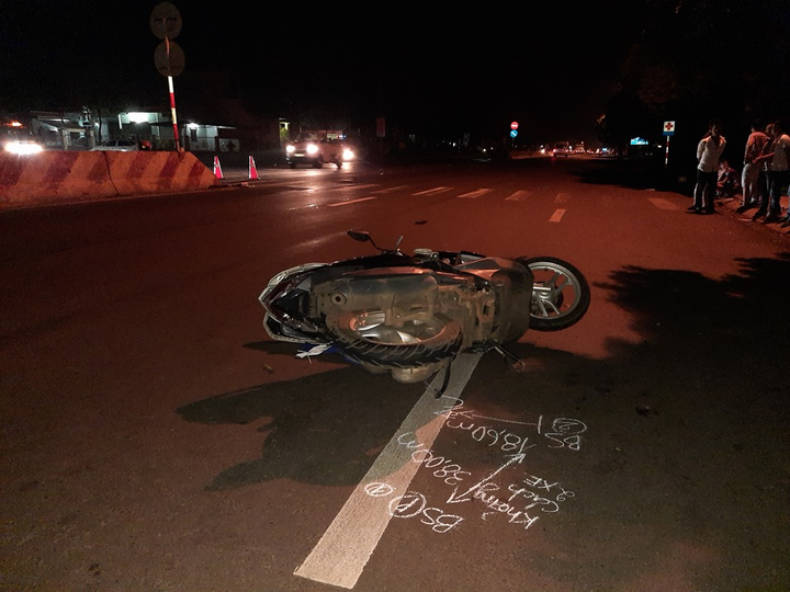 Ô tô chạy tốc độ cao tông xe máy, hai mẹ con chết thương tâm - 1