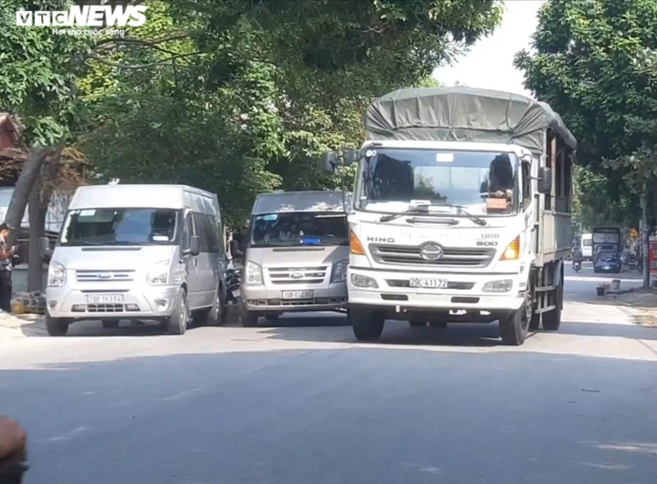 Xe dù, bến cóc tung hoành Bắc Ninh, công an huyện nói không có thẩm quyền xử lý - 2