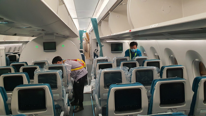 Bên trong máy bay đưa người Việt từ Guinea Xích đạo hồi hương - 3