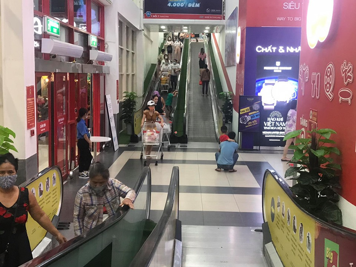 Dịch COVID-19 quay trở lại, người Hà Nội tự giác đeo khẩu trang nơi công cộng - 8