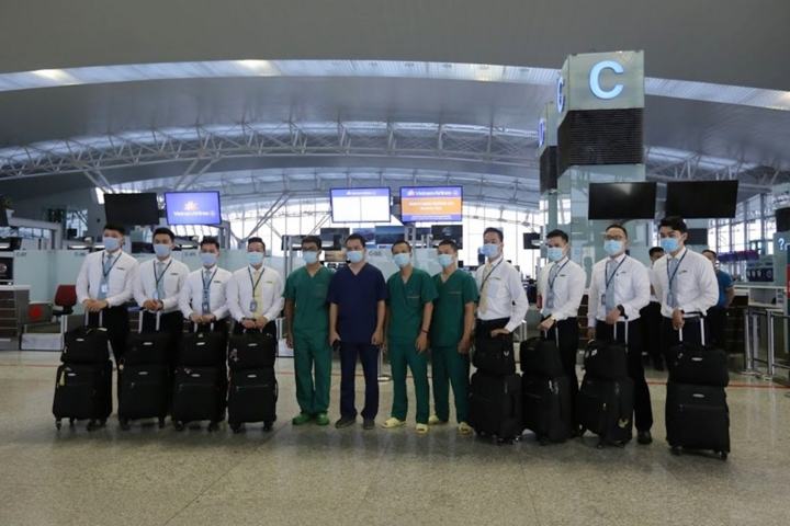 Hình ảnh những 'chiến binh áo trắng' lên đường đón 120 người COVID-19 về nước - 9