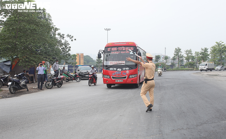 Cầu Thăng Long trong ngày đầu tiên cấm các phương tiện để sửa chữa - 2