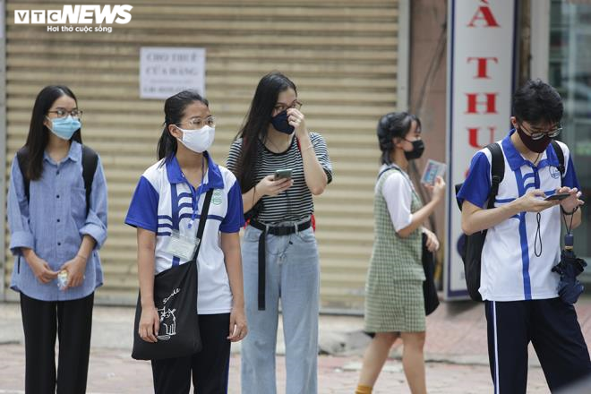 Dịch COVID-19 quay trở lại, người Hà Nội tự giác đeo khẩu trang nơi công cộng - 2