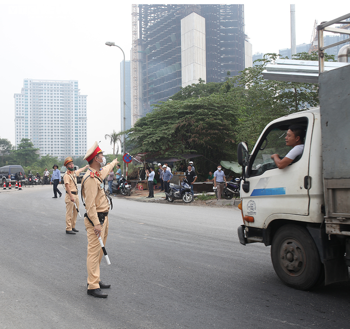 Cầu Thăng Long trong ngày đầu tiên cấm các phương tiện để sửa chữa - 3