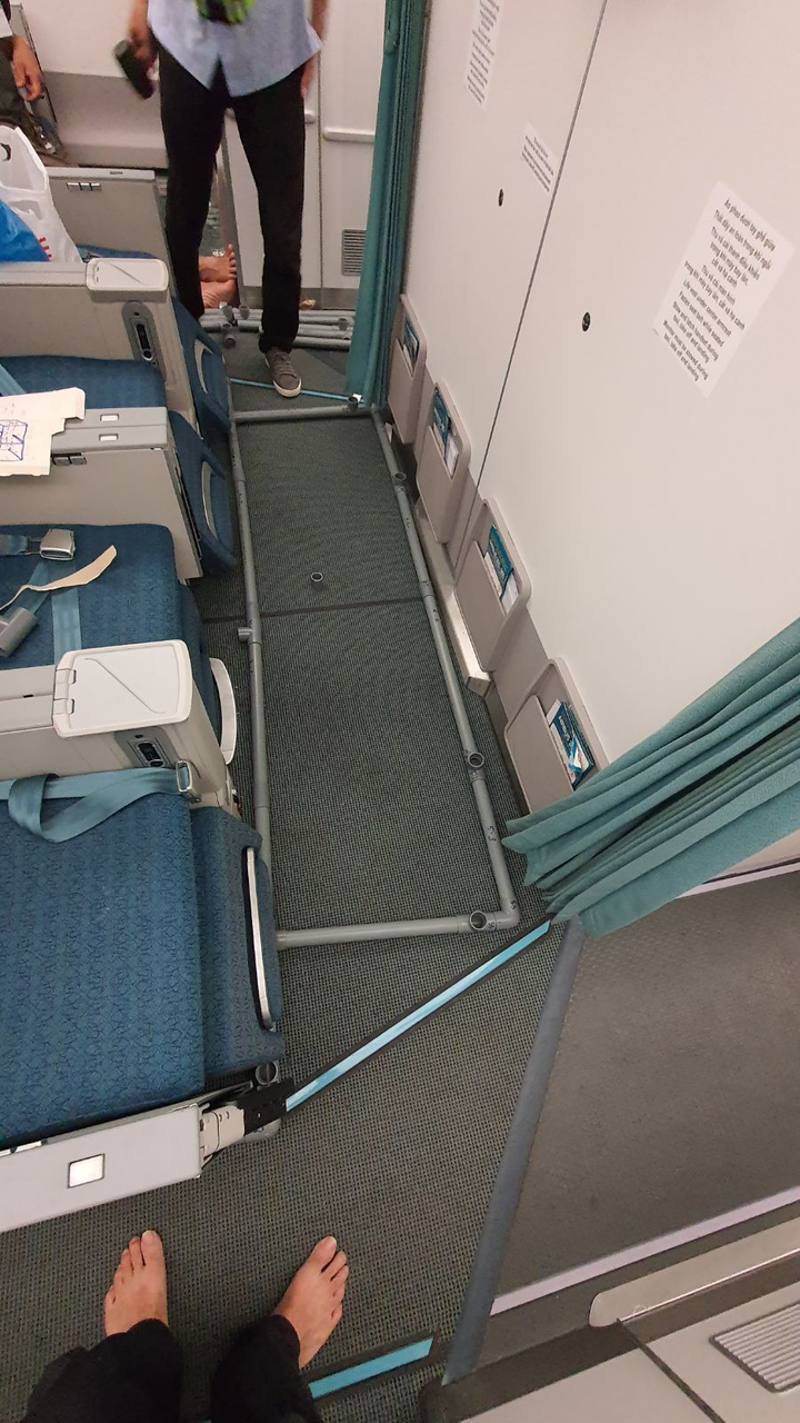 Bên trong máy bay đưa người Việt từ Guinea Xích đạo hồi hương - 11