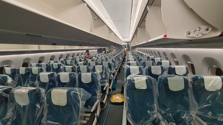 Bên trong máy bay đưa người Việt từ Guinea Xích đạo hồi hương - 9