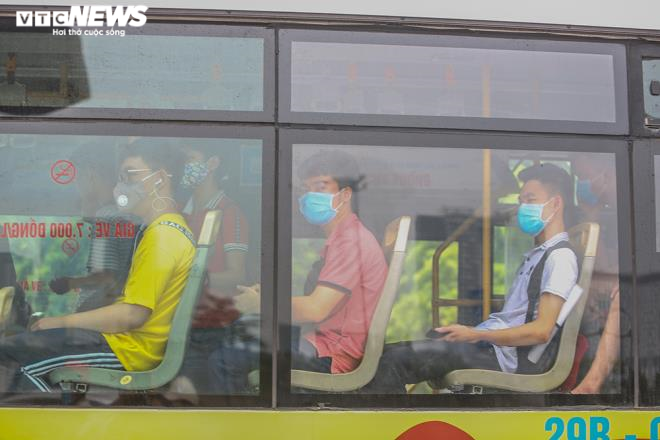 Dịch COVID-19 quay trở lại, người Hà Nội tự giác đeo khẩu trang nơi công cộng - 4