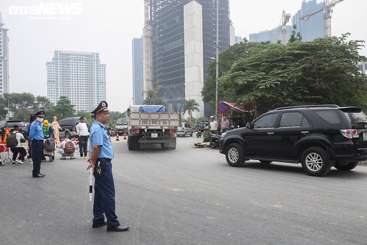 Cầu Thăng Long trong ngày đầu tiên cấm các phương tiện để sửa chữa - 5