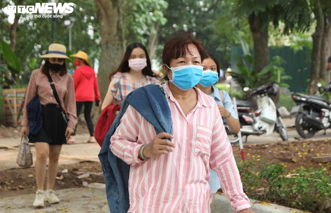 Dịch COVID-19 quay trở lại, người Hà Nội tự giác đeo khẩu trang nơi công cộng - 5