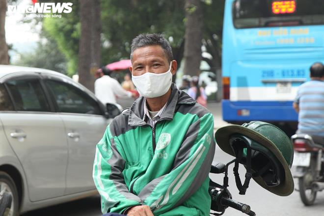 Dịch COVID-19 quay trở lại, người Hà Nội tự giác đeo khẩu trang nơi công cộng - 6